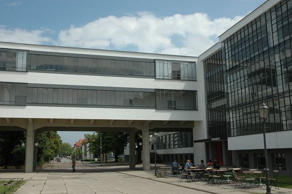 800px-Bauhaus-Dessau_Verbindung